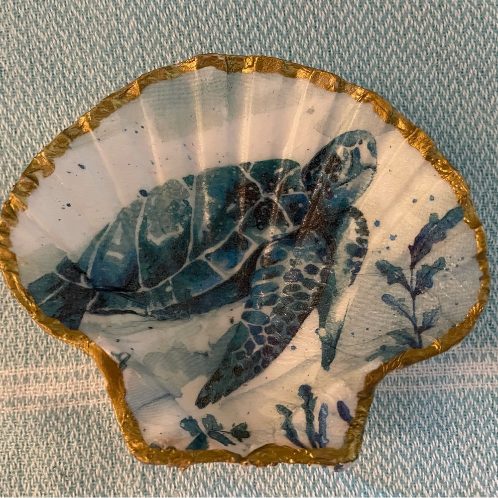 4” Hand Crafted Sea Turtle Scallop Shell. Price Is Firm. Shipping Included.